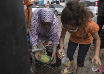 Drama në Gaza, fëmijët pinë ujë të kripur