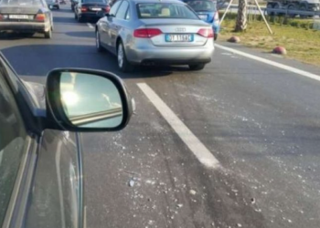 Aksident, 23-vjeçarja humb kontrollin e “Volkswagen” dhe merr para 6 makina