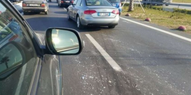 Aksident, 23-vjeçarja humb kontrollin e “Volkswagen” dhe merr para 6 makina