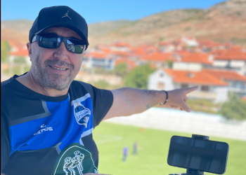 Komentatori nga Gjirokastra bëhet viral në rrjet: Një legen tullac, një arbitër idiot nga Vlora, shikoni ç’bëhet… (VIDEO)