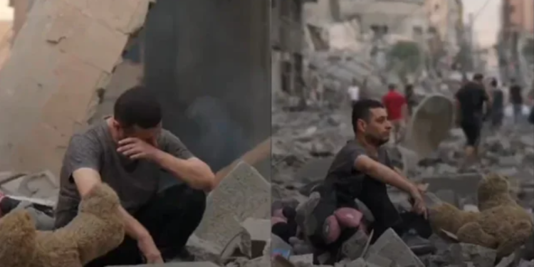 Video prekëse nga Gaza, burri i përlotur qëndron i ulur në rrënojat e shtëpisë së shkatërruar