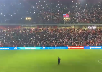 Drithëruese, stadiumi çohet peshë me këngën “Mora Fjalë” të Shkurte Fejzaj (VIDEO)