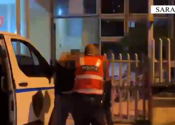 “Mjegulla” në Sarandë, dalin pamjet e arrestimit të 4 zyrtarëve (VIDEO)