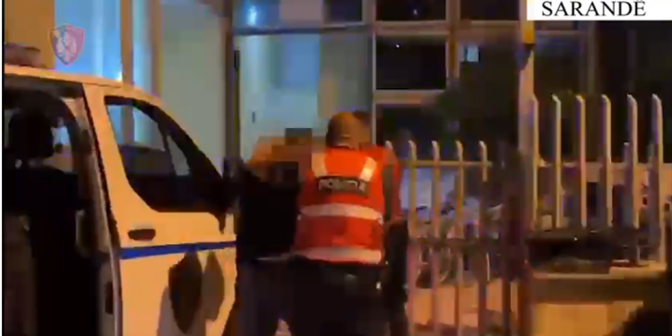 “Mjegulla” në Sarandë, dalin pamjet e arrestimit të 4 zyrtarëve (VIDEO)