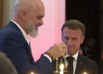 Ja kush ishte njeriu që mësoi Macronin të fliste shqip në Tiranë?