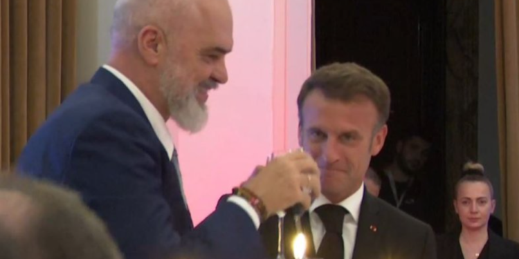 Ja kush ishte njeriu që mësoi Macronin të fliste shqip në Tiranë?