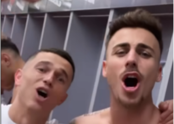 “Thërret Prizreni mori Shkodër”, Asani, Seferi dhe Ramadani këndojnë pas fitores ndaj Bullgarisë (VIDEO)