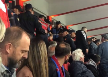 Dhunë në tribunë, goditet presidenti i Skënderbeut