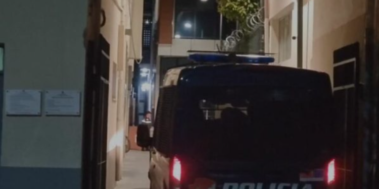 VIDEO/ Momenti kur mbërrin në burg dhëndëri i Sali Berishës