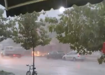 Stuhi edhe në Lushnjë! Erë e fortë dhe përmbytje në rrugë (VIDEO)