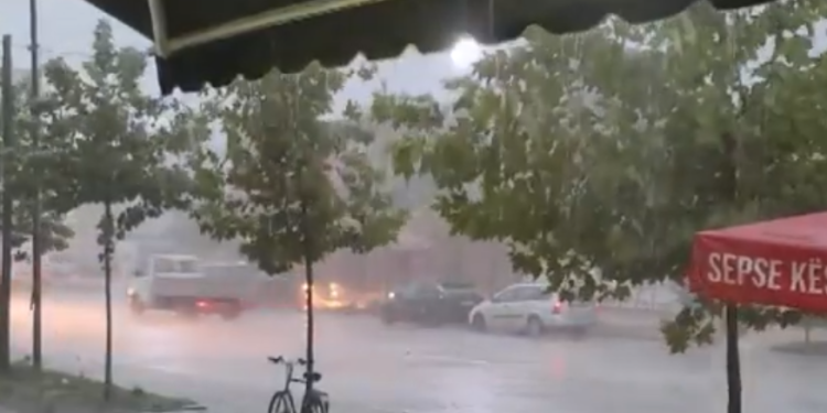 Stuhi edhe në Lushnjë! Erë e fortë dhe përmbytje në rrugë (VIDEO)