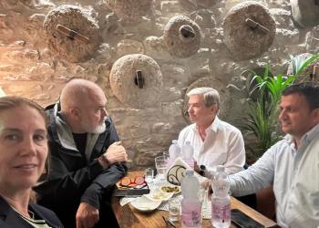 Rama ia shtron me raki e ullinj me dy Flamurët e Gjirokastrës