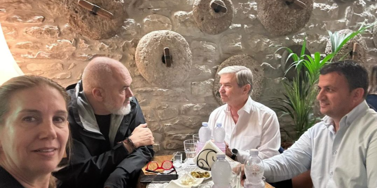 Rama ia shtron me raki e ullinj me dy Flamurët e Gjirokastrës