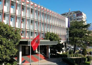 Ministria për Evropën dhe Punët e Jashtme të Shqipërisë ka njoftuar se në zonën e luftës në Rripin e Gazës ka shtetas shqiptarë, të cilët duan të largohen. Me anë të një njoftimi, ministria thotë se përmes Ambasadave të Republikës së Shqipërisë në Izrael dhe Egjipt vijon përpjekjet për t’i ardhur në ndihmë qytetarëve në vështirësi, për shkak të luftës në Izrael dhe Rripin e Gazës. “Pas disa intervistave në media, MEPJ përmes ambasadës në Egjipt është vënë në kontakt me disa qytetarë (shtetas shqiptarë) të cilët kërkojnë të largohen nga Rripi i Gazës. Prej 48 orësh MEPJ është në kontakt orë pas ore me këta shtetas, të cilët vetëm dy ditë më parë kanë deklaruar zyrtarisht se jetojnë në Rripin e Gazës. Më herët, MEPJ nuk ka patur asnjë deklarim të shtetasve shqiptarë, pranë autoriteteve të saj në Egjipt apo Izrael, që jetojnë në Rripin e Gazës. Prej kontaktit të parë me këta shtetas, MEPJ është në komunikim në vazhdueshëm me përfaqësitë e saj në Egjipt dhe Izrael dhe organizatat ndërkombëtare për lehtësimin e daljes së shtetasve nga Rripi i Gazës”, thuhet ne njoftimin e ministrise.