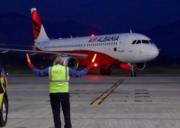 Izraeli në luftë, mbërrijnë në Rinas 40 shqiptarë të evakuuar (FOTO)