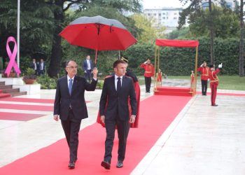 Bajram Begaj del nga protokolli, i mban çadrën Macronit në Tiranë