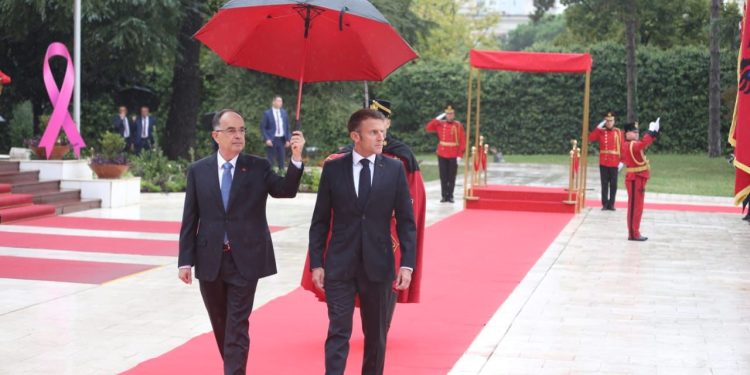 Bajram Begaj del nga protokolli, i mban çadrën Macronit në Tiranë