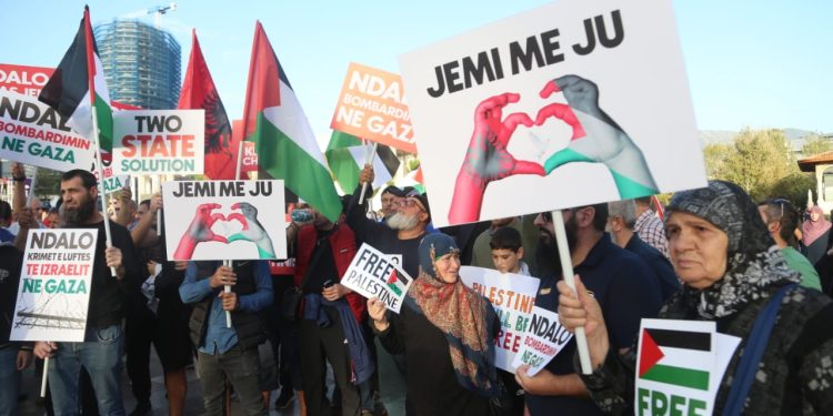 Protestë pro Palestinës edhe në Tiranë: Jemi me ju! (VIDEO)