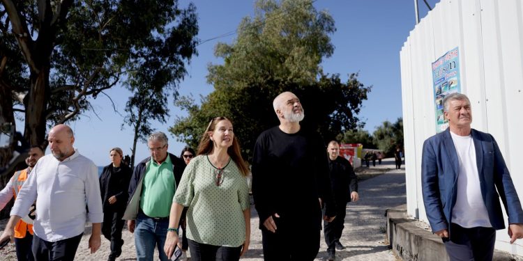 Rama ‘acarohet’ në Dhërmi: Këto lloj teneqesh duhen hequr, nuk ka jo po…