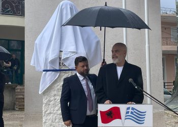 Kryetari i Dropullit i mban çadrën, Rama: Që t'i shërbesh të gjatit duhet të zgjasësh dorën