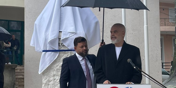 Kryetari i Dropullit i mban çadrën, Rama: Që t'i shërbesh të gjatit duhet të zgjasësh dorën