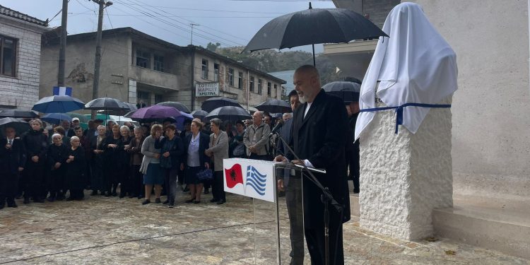 Mitsotakis nuk vjen, Rama inaguron vetë bustin e babait të tij në Dropull (VIDEO)