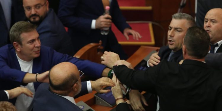 “Po i tregoni popullit që nuk keni për të ardhur kurrë në pushtet” (FOTO)