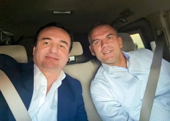 Albin Kurti me djalin e Adem Jasharit drejt Tiranës për të mbështetur kombëtaren
