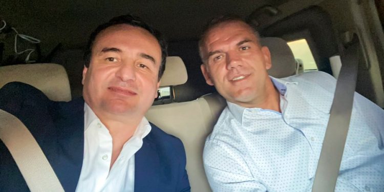 Albin Kurti me djalin e Adem Jasharit drejt Tiranës për të mbështetur kombëtaren
