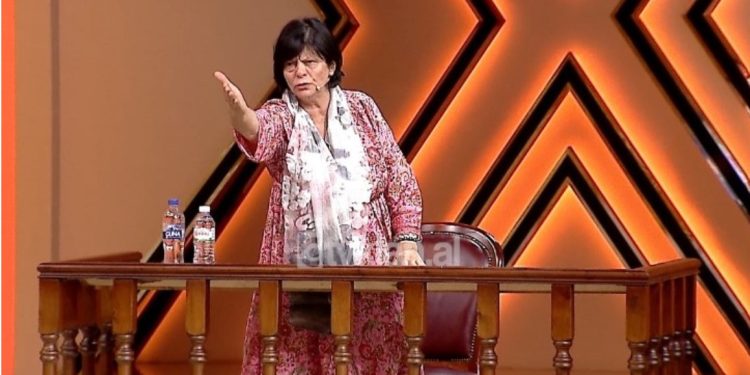 “Do të ta bëj dashnoren paidhaqe”, gruaja kërcënon burrin live te Eni Çobani