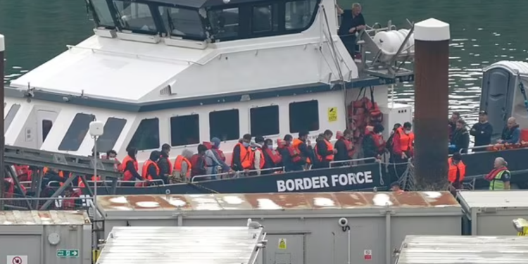 Britania me dorë të hekurt ndaj emigrantëve shqiptarë, trefishohen deportimet