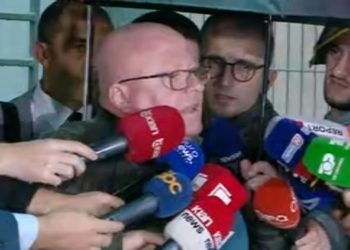 Avokatët e Berishës braktisin seancën