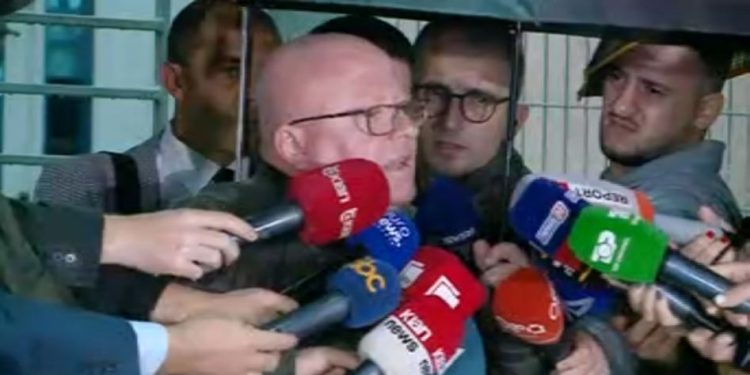 Avokatët e Berishës braktisin seancën