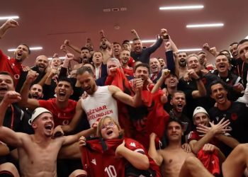 Çfarë ndodhi në dhomat e zhveshjes, në festimet e Kombëtares edhe djali i vogël i Edi Ramës (VIDEO)