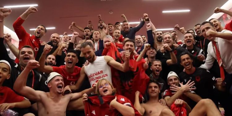 Çfarë ndodhi në dhomat e zhveshjes, në festimet e Kombëtares edhe djali i vogël i Edi Ramës (VIDEO)