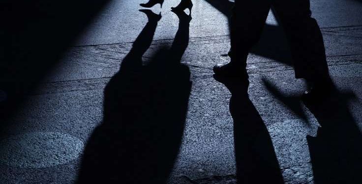 Historia që po trazon Vlorën/ Vajza në hotel me 3 djem, motra e saj thotë se është përdh*nuar, vetë 26-vjeçarja tregon në polici se shkoi me dëshirë (FOTO)