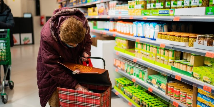 Sikur të mos mjaftonin rrogat e ulëta, në Shqipëri edhe çmimet ulen më ngadalë se në vendet e BE