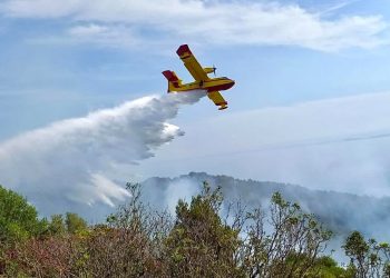 Greqia i dërgon një avion Shqipërisë për të shuar zjarrin