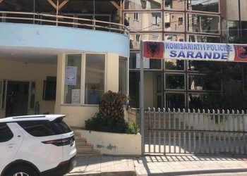 U vetëplagos me armë, por gënjeu policinë, tre të arrestuar në Sarandë