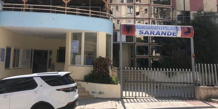 U vetëplagos me armë, por gënjeu policinë, tre të arrestuar në Sarandë