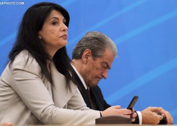 Jozefina Topalli: Po kthehet komunizmi! Të mbrojmë Berishën, se kjo është betejë për të gjithë ne