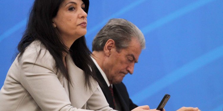 Jozefina Topalli: Po kthehet komunizmi! Të mbrojmë Berishën, se kjo është betejë për të gjithë ne