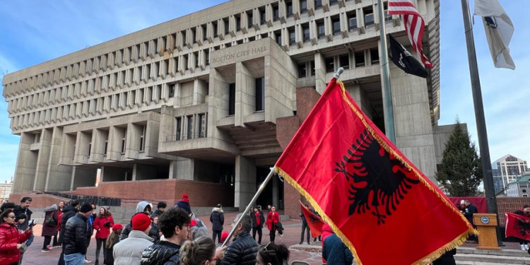 Shqiptarët në Boston festojnë Ditën e Flamurit me këngë e valle (FOTO)