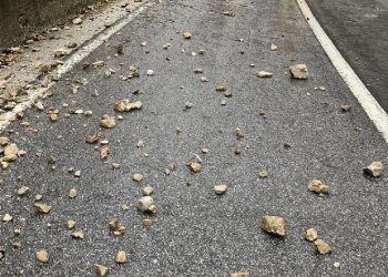 Ministria e Mbrojtjes: Dy rrugë të bllokuara në Gjirokastër e Tepelenë