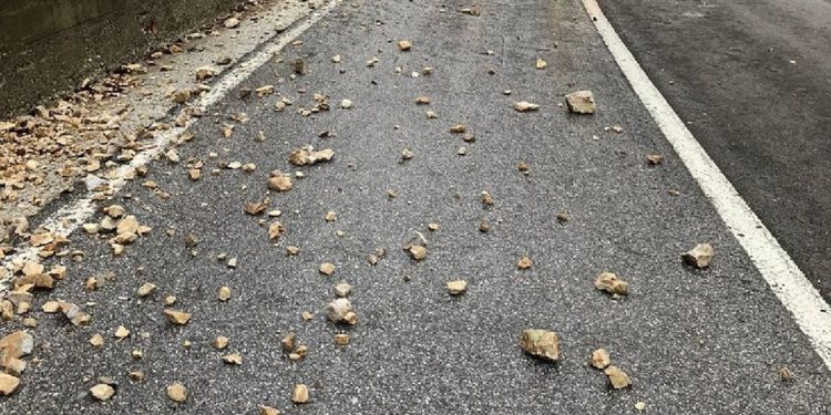 Ministria e Mbrojtjes: Dy rrugë të bllokuara në Gjirokastër e Tepelenë