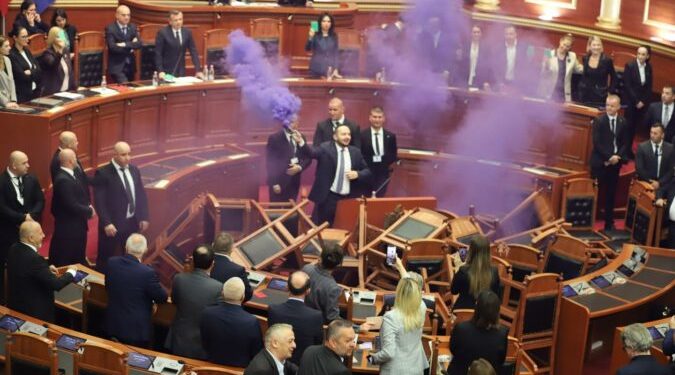 Revolucioni i karrigeve, përjashtohen nga Kuvendi 3 deputetë të PS