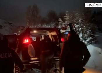 Mbi 7 orë të bllokuar nga dëbora, nis lëvizja e mjeteve