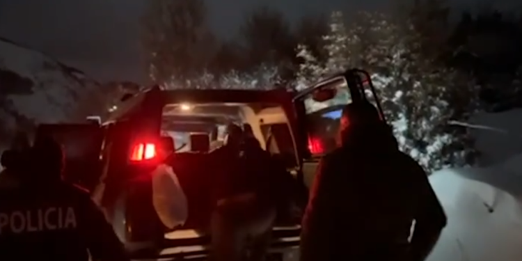 Mbi 7 orë të bllokuar nga dëbora, nis lëvizja e mjeteve