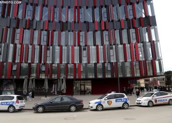 Shqipëri – Ishujt Faroe, “blindohet” Tirana, rrugët e bllokuara! Gjoba dhe burg kush shet bileta false