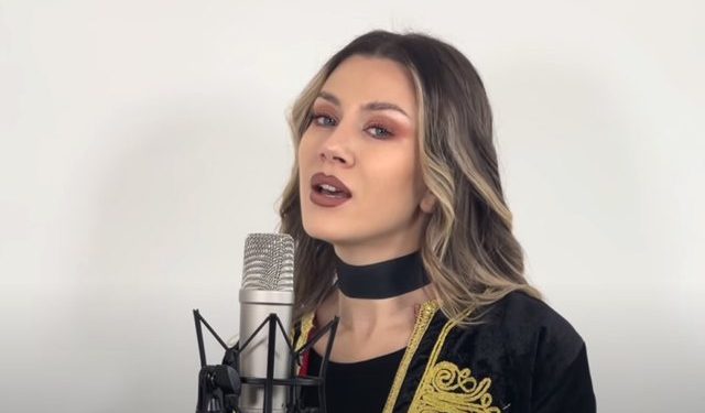 Artistja rumune këndon shqip hitin “Mora fjalë” (VIDEO)